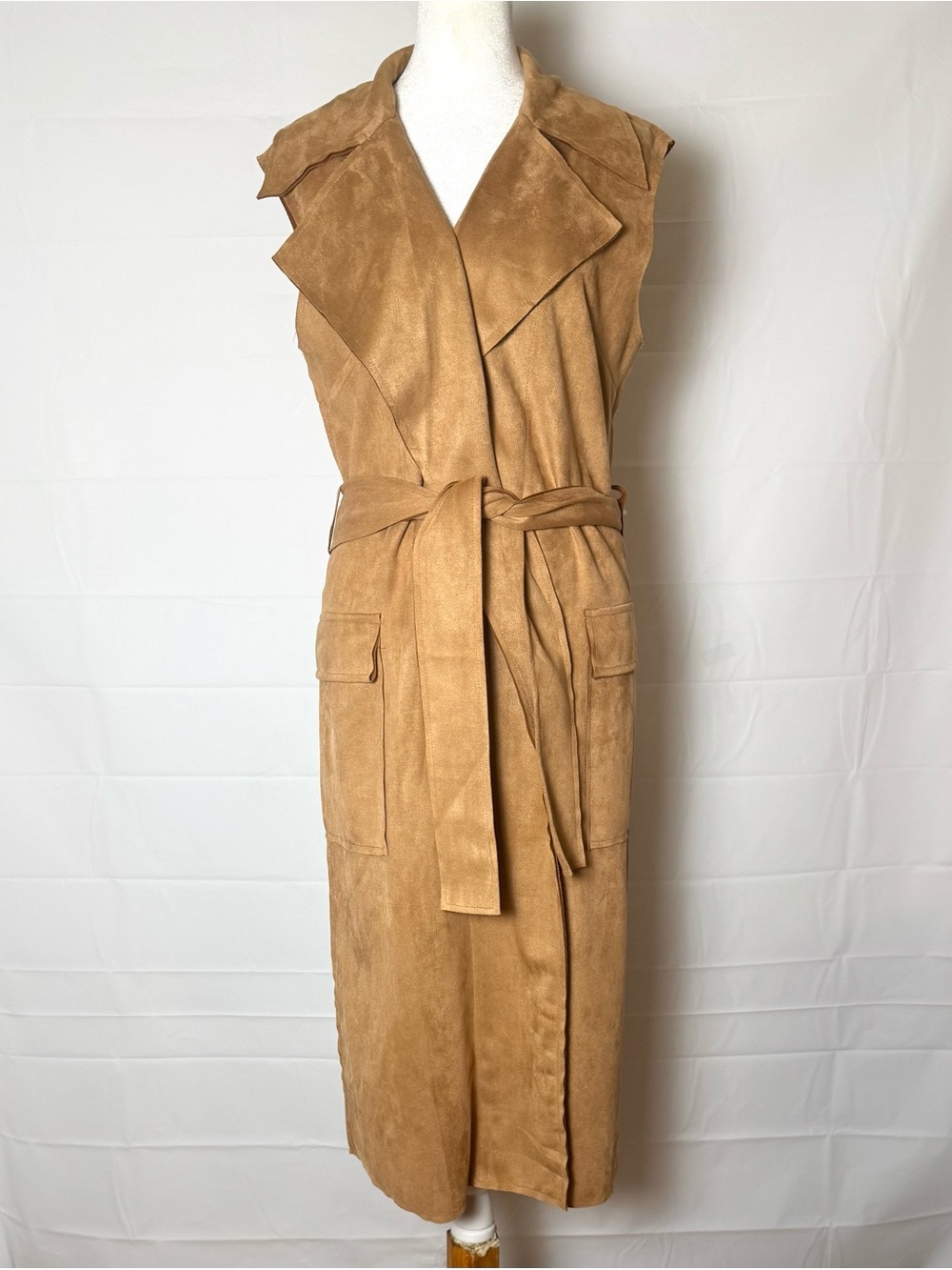 Solitaire Women’s Sleeveless Suede Trench Vest in Camel, Medium. NWT